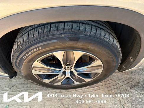 Used 2020 Toyota Highlander XLE FWD image 4