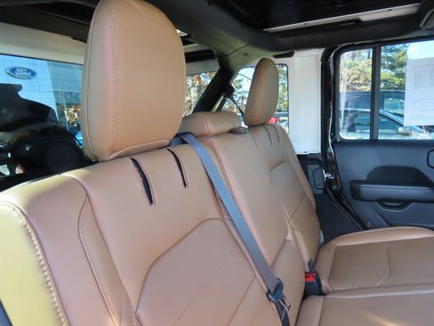 Used 2023 Jeep Wrangler Unlimited Sahara w/ Cold Weather Group image 39