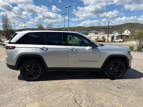 Used 2024 Jeep Grand Cherokee Limited w/ Luxury Tech Group II AWD/4WD image 9