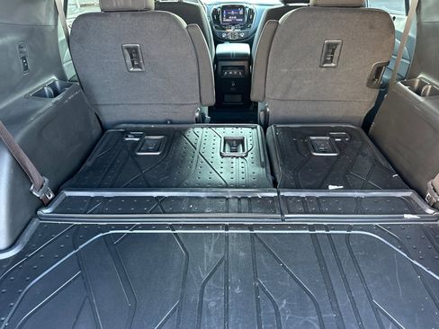 Used 2023 Chevrolet Traverse LT image 17