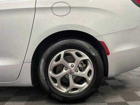 Used 2024 Chrysler Pacifica Limited image 24