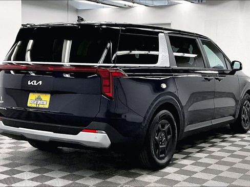 Used 2025 Kia Carnival image 12