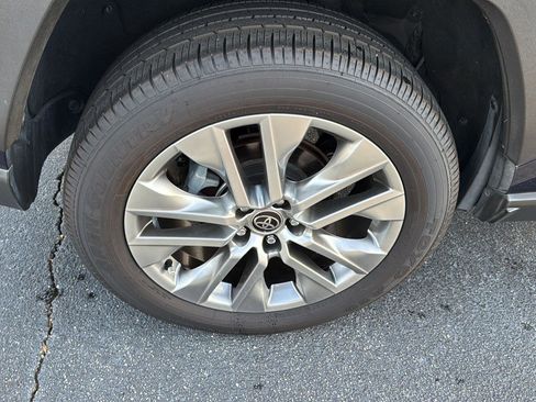 Used 2022 Toyota RAV4 Limited image 35