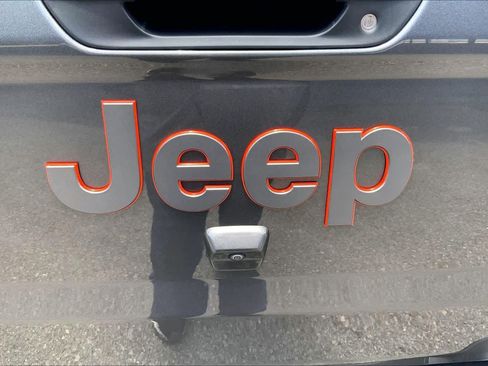 Used 2025 Jeep Gladiator Mojave AWD/4WD image 31
