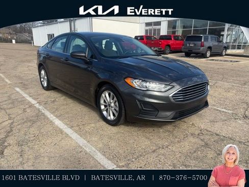 Used 2020 Ford Fusion SE image 1