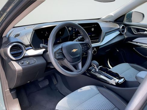 Used 2025 Chevrolet Trax LT FWD image 14