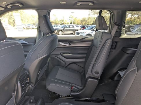 New 2025 Jeep Grand Cherokee L Laredo image 12