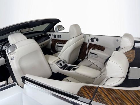 Used 2016 Rolls-Royce Dawn RWD image 29