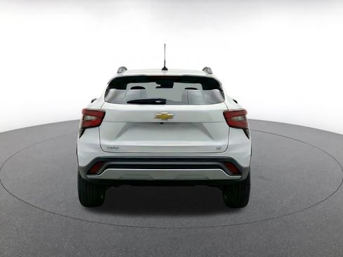 Used 2025 Chevrolet Trax LT w/ LT Convenience Package FWD image 7