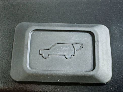 Used 2025 Toyota RAV4 XLE AWD/4WD image 31