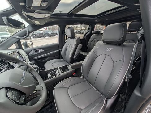New 2026 Chrysler Pacifica Limited w/ S Appearance Package image 14