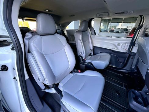 Used 2022 Toyota Sienna XLE w/ XLE Plus Package AWD/4WD image 16