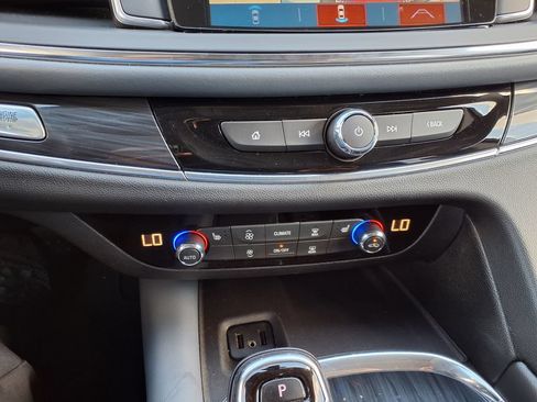Used 2019 Buick Enclave Essence FWD image 28