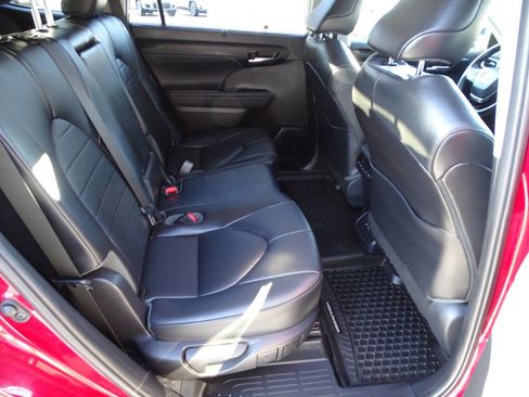 Used 2020 Toyota Highlander XLE image 40