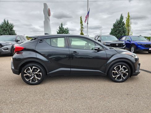 Used 2019 Toyota C-HR XLE FWD image 3