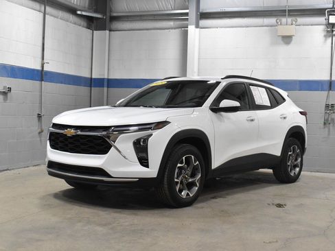 Used 2025 Chevrolet Trax LT FWD image 2
