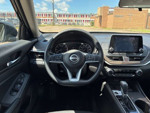 Used 2025 Nissan Altima 2.5 SV FWD image 29
