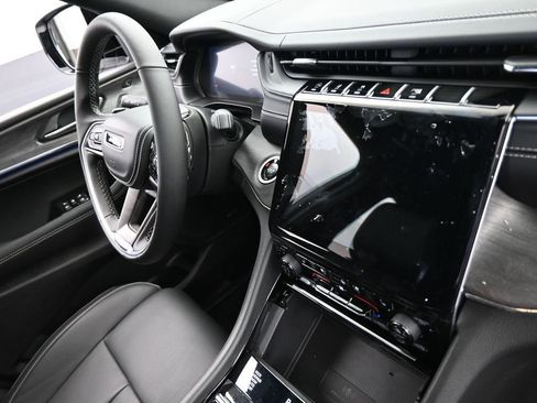 Used 2024 Jeep Grand Cherokee Overland w/ Luxury Tech Group IV image 19