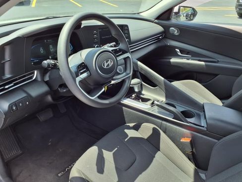 Used 2025 Hyundai Elantra SE image 23