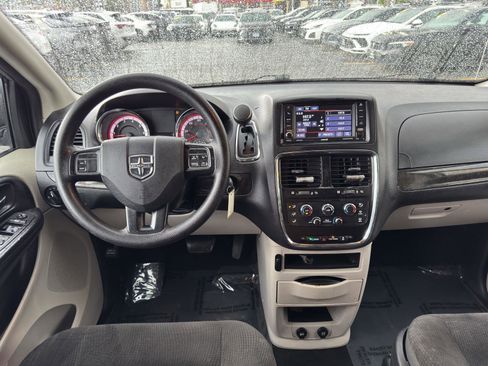 Used 2019 Dodge Grand Caravan SE FWD image 28