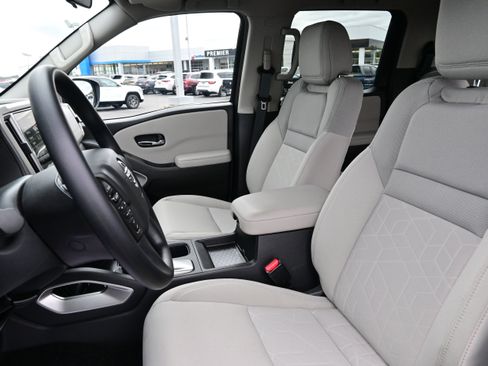 Used 2025 Nissan Frontier SV image 21