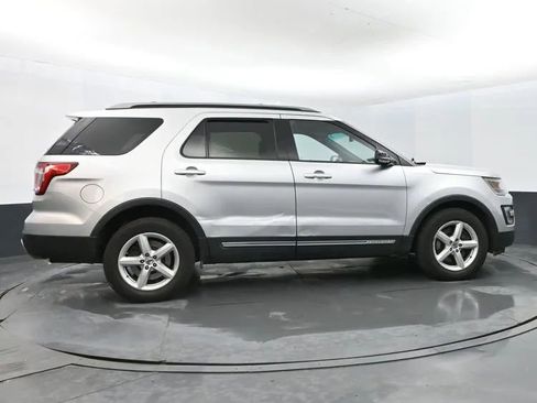 Used 2017 Ford Explorer XLT w/ Equipment Group 202A image 4