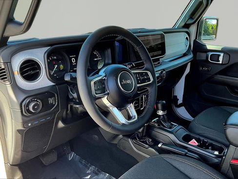 Used 2025 Jeep Wrangler Unlimited Sahara AWD/4WD image 16
