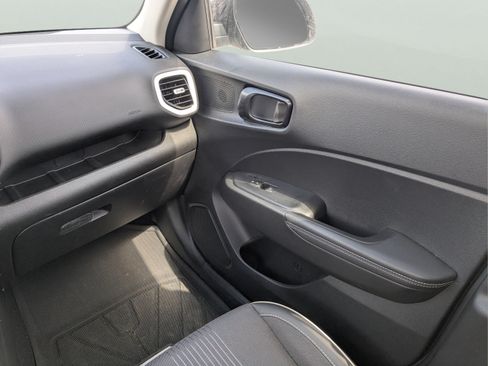 Certified 2025 Hyundai Venue Limited FWD image 19