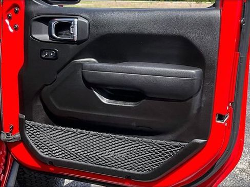 Used 2025 Jeep Wrangler Unlimited Rubicon AWD/4WD image 28