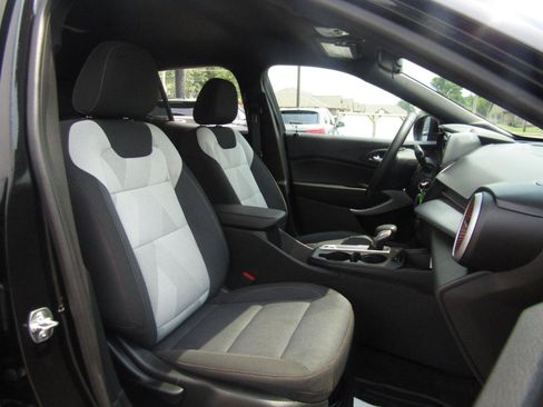 Used 2025 Chevrolet Trax RS FWD image 23