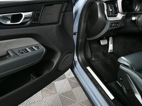 Used 2022 Volvo XC60 T8 R-Design w/ Advanced Package image 8