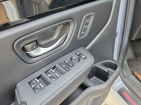 Used 2025 Honda Pilot TrailSport image 23