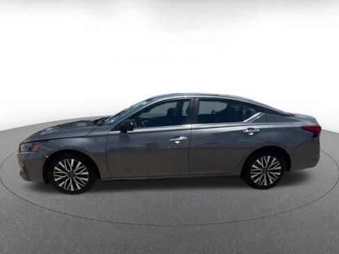 Used 2025 Nissan Altima 2.5 SV FWD image 8
