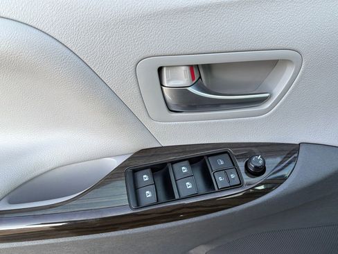 Used 2015 Toyota Sienna XLE w/ XLE Navigation Package image 11