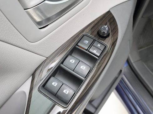 Used 2018 Toyota Sienna XLE w/ Carpet Mat Package image 8