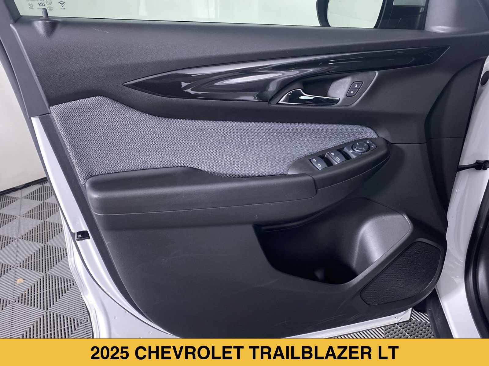 Used 2025 Chevrolet TrailBlazer LT w/ LT Cold Weather Package FWD image 11