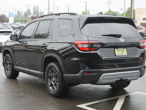Used 2025 Honda Pilot TrailSport image 5