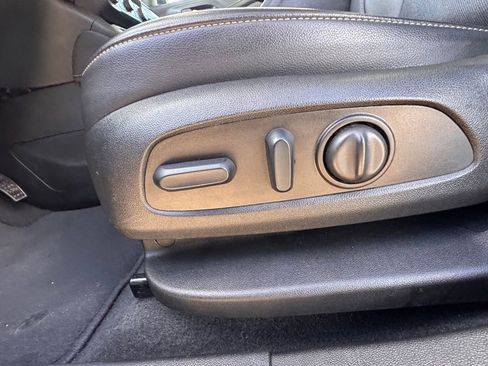 Used 2023 GMC Acadia SLT image 12