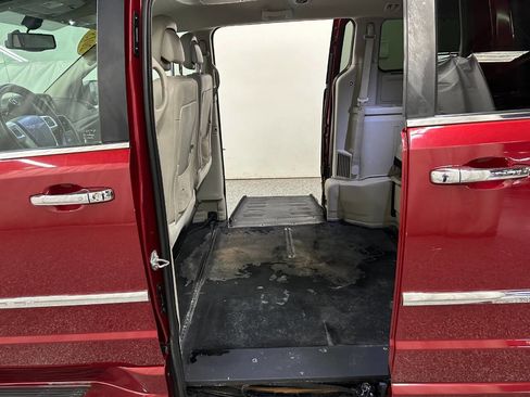 Used 2015 Chrysler Town & Country Touring-L w/ Driver Convenience Group image 26