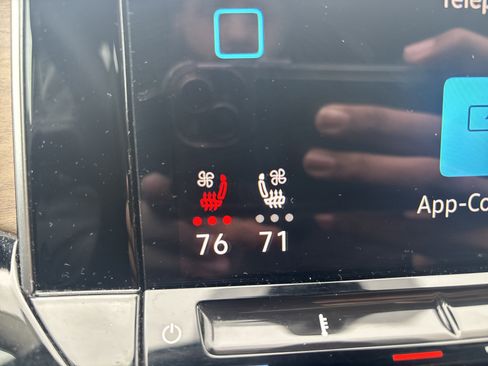 Used 2024 Volkswagen Atlas SE image 28