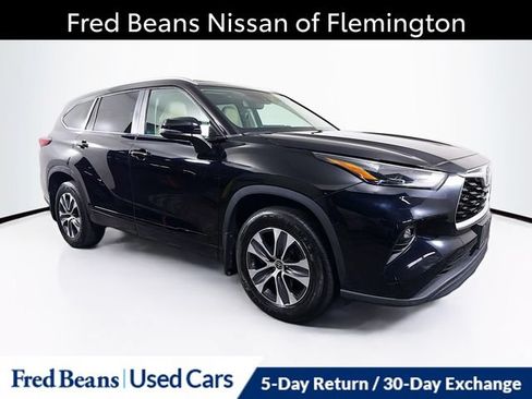 Used 2023 Toyota Highlander XLE AWD/4WD image 1