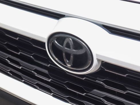 Used 2021 Toyota RAV4 LE FWD image 9