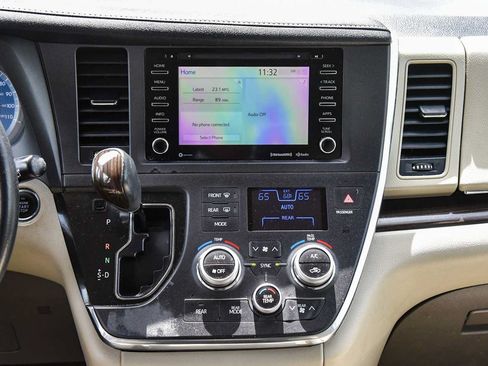 Used 2018 Toyota Sienna XLE FWD image 19
