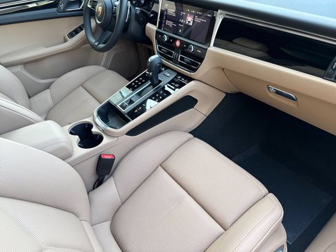 Certified 2026 Porsche Macan AWD/4WD image 18