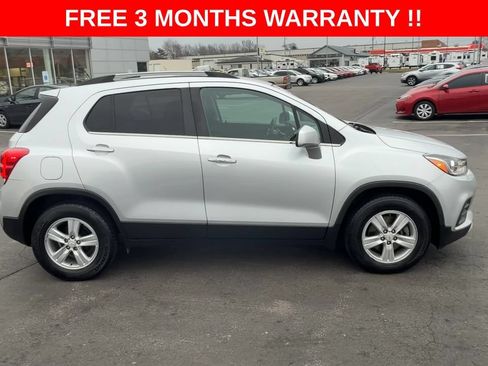 Used 2020 Chevrolet Trax LT w/ LT Convenience Package FWD image 9