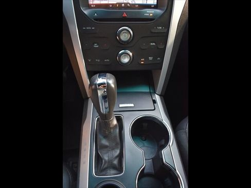 Used 2015 Ford Explorer XLT w/ Equipment Group 202A FWD image 11