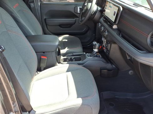 Used 2025 Jeep Gladiator Rubicon w/ Safety Group AWD/4WD image 14