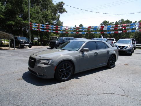Used 2019 Chrysler 300 S image 2