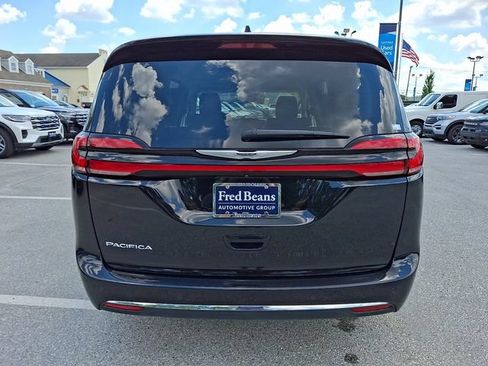 Used 2024 Chrysler Pacifica Touring-L FWD image 13