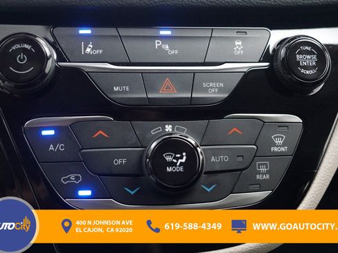 Used 2023 Chrysler Pacifica Touring-L FWD image 18